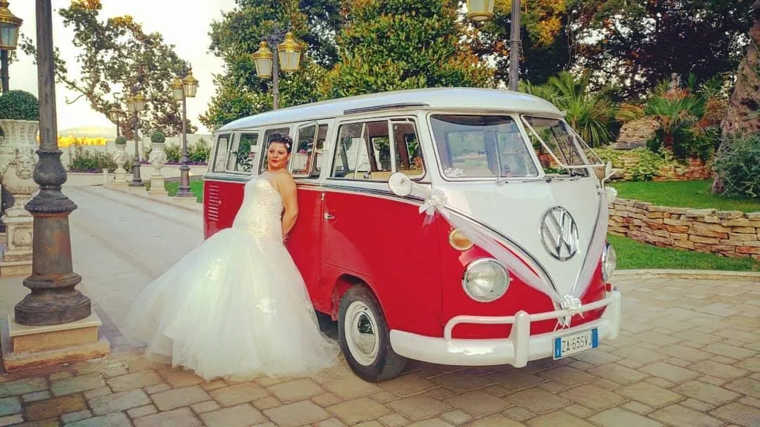 Noleggio Volkswagen T1 Bulli reale rosso Roma festa itinerante